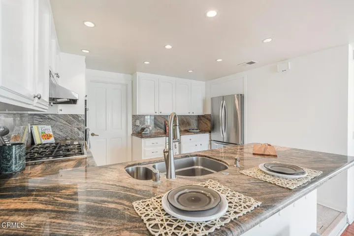2221 Kingsbridge Ln Oxnard CA-large-018-