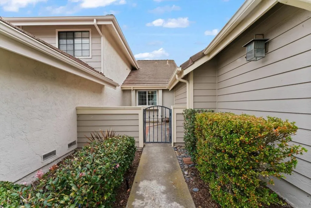 1938 Spyglass Circle, Vista, California 92081 home-pic-4