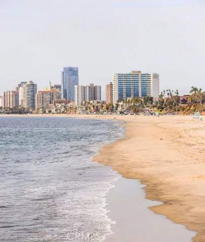 Just 2 blocks away from views overlooking the ocean and Queen Mary.