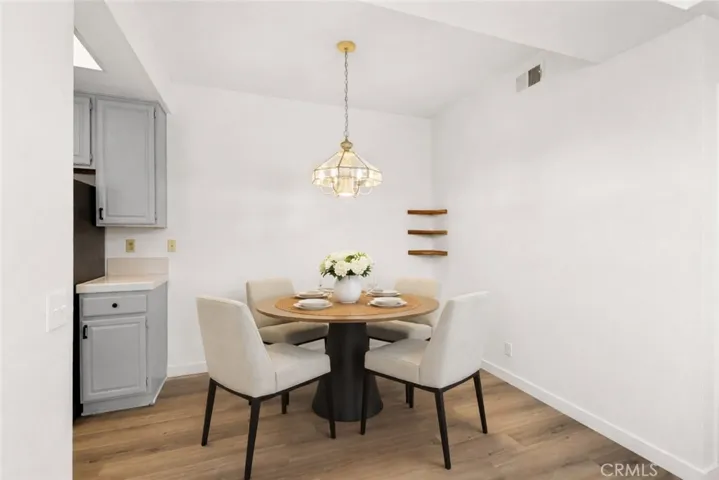 Dining table and chairs virtually staged