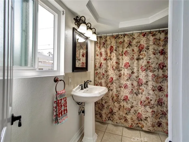 2nd bathroom with tub/shower combination