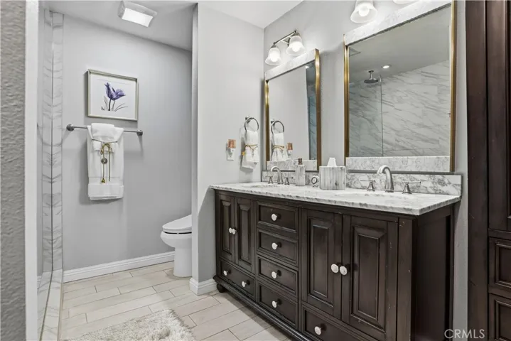 Dual sinks and upgraded bathroom