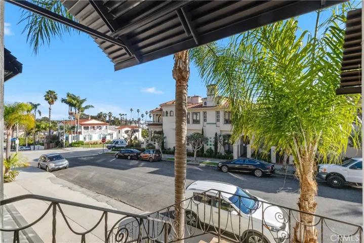 Tree-top views overlooking the Heights and Shore!