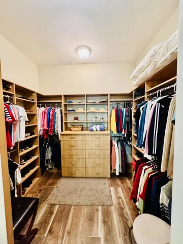 Walk in closet 2