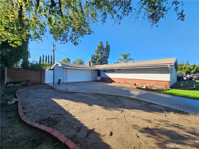 HUGE DRIVEWAY WITH UP TO 6 CARS SPACE / RV PARKING