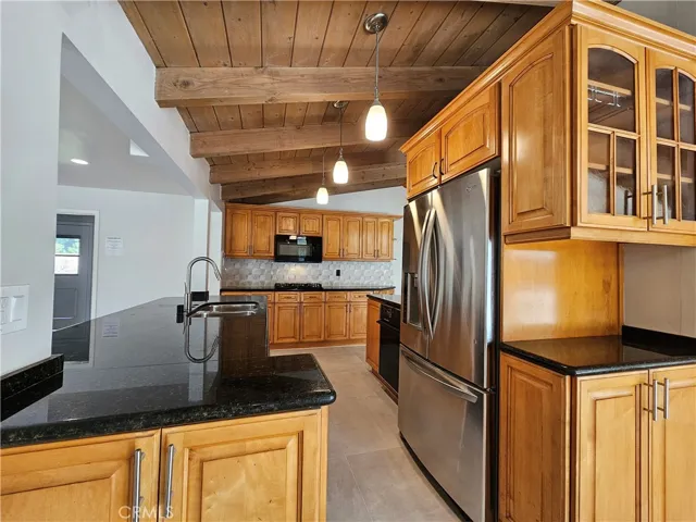 OPEN KITCHEN, FRIDGE STAYING