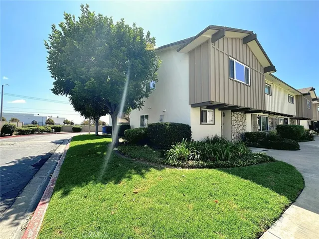 End unit for lease in Fountain Valley!