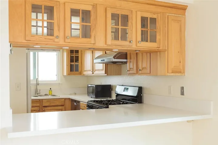 Breakfast bar and pass-through counter that connects the kitchen to the living space, creating a functional layout for everyday living and entertaining.