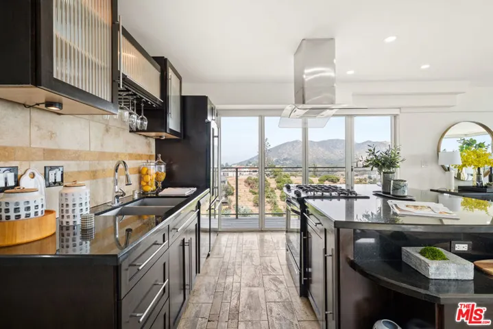 6960 Pacific View Drive, Los Angeles, California 90068