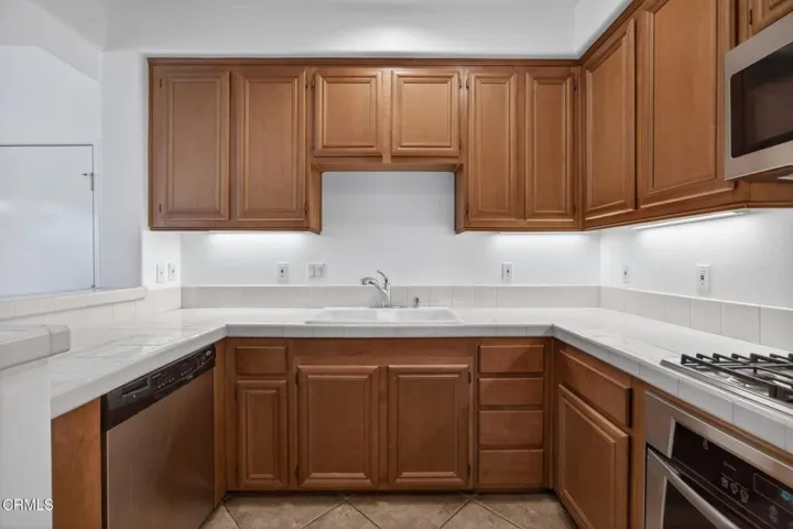 12-web-or-mls-Upmarketmedia_3800Ale-036