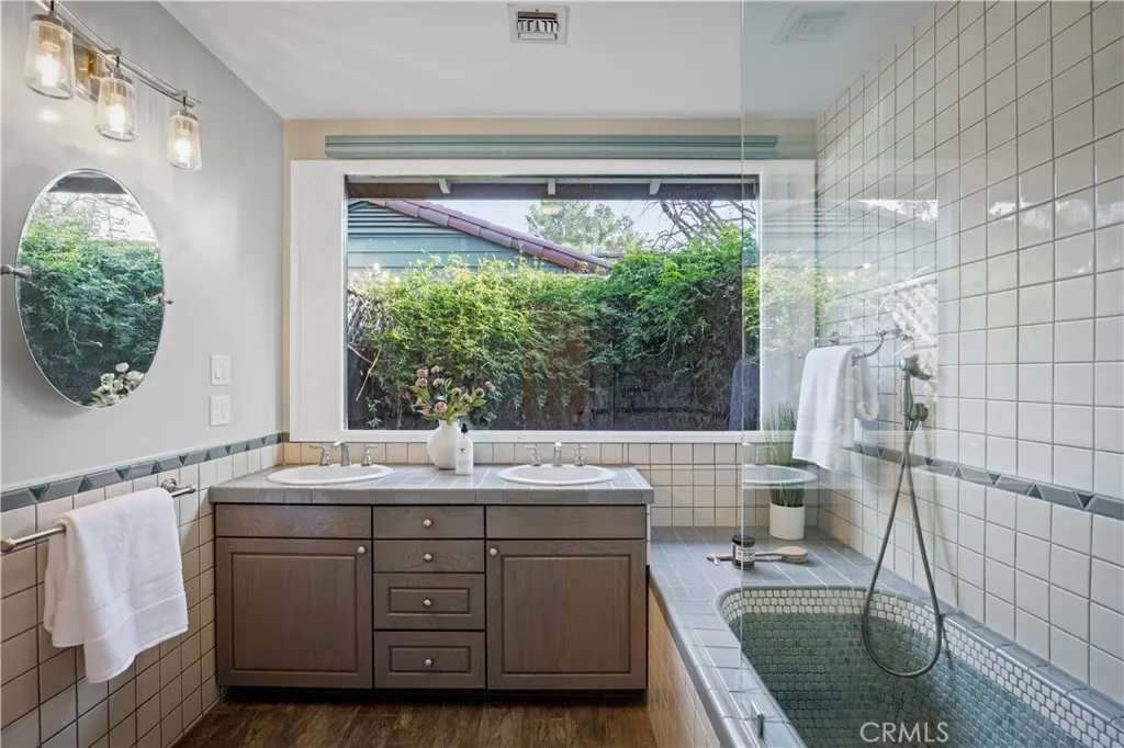 1406 W Valleyheart, Burbank, California 91506 home-pic-28
