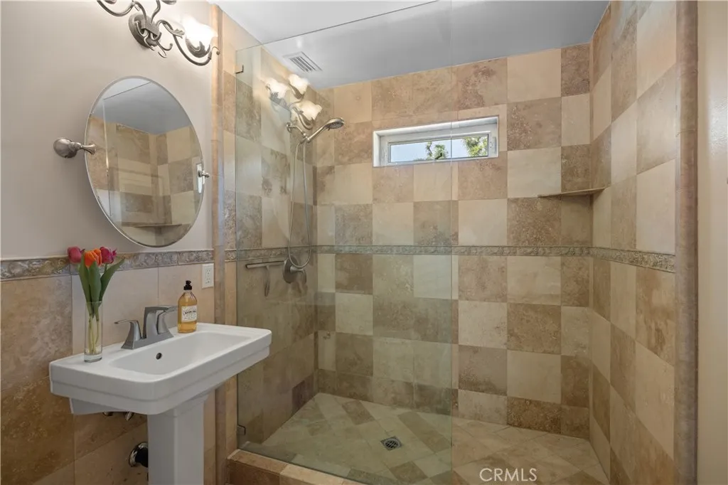 1406 W Valleyheart, Burbank, California 91506 home-pic-36
