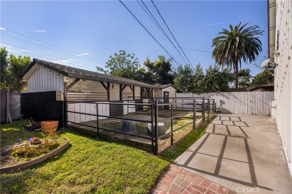 1406 W Valleyheart, Burbank, California 91506 home-pic-46