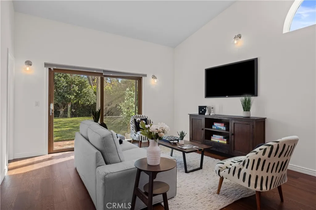 1406 W Valleyheart, Burbank, California 91506 home-pic-38