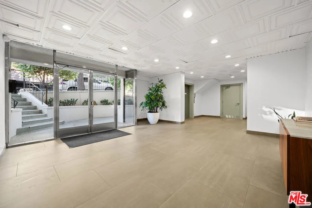 960 Larrabee Street 116, West Hollywood, California 90069 home-pic-3