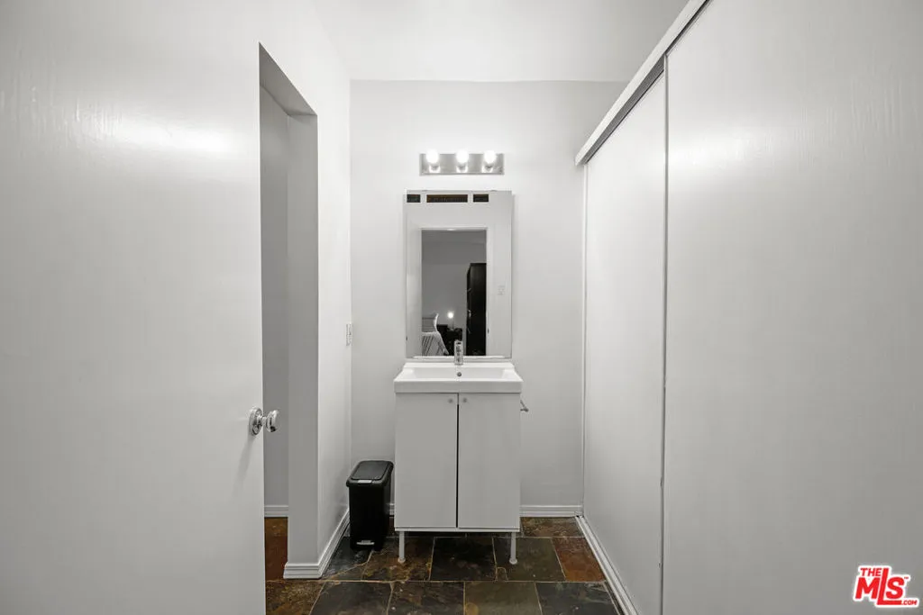 960 Larrabee Street 116, West Hollywood, California 90069 home-pic-23