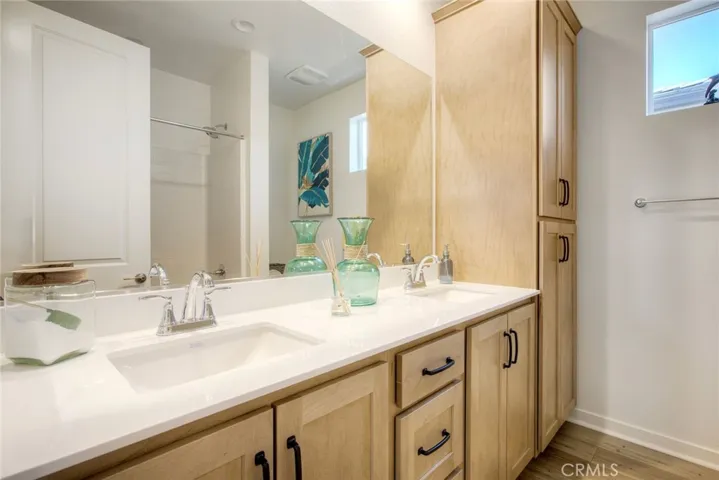 Hallway Bathroom w/dual sinks