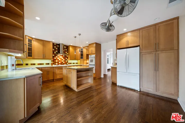 Breakfast Area To Kitchen