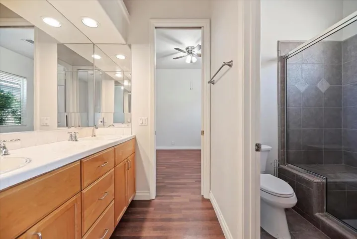 33-Jack & Jill Bath