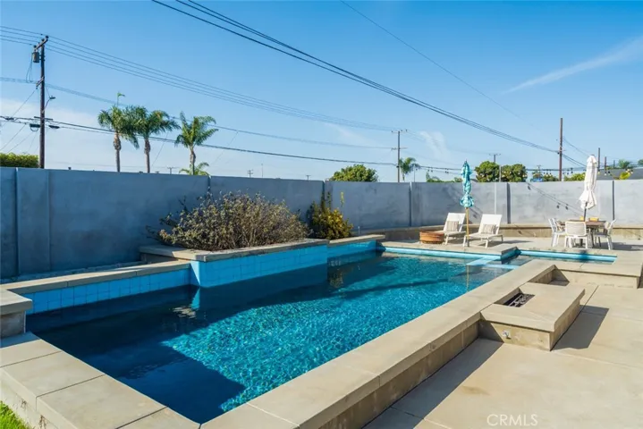 Pool/Spa/Water feature & gas firepit attached to pool
