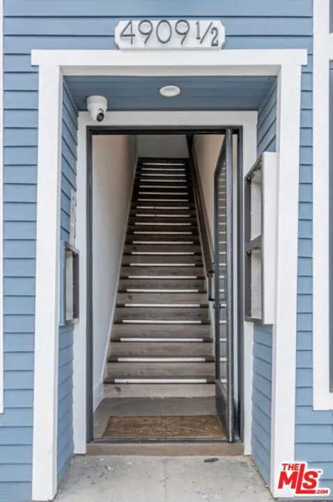 STAIRCASE TO UPPER FLOOR