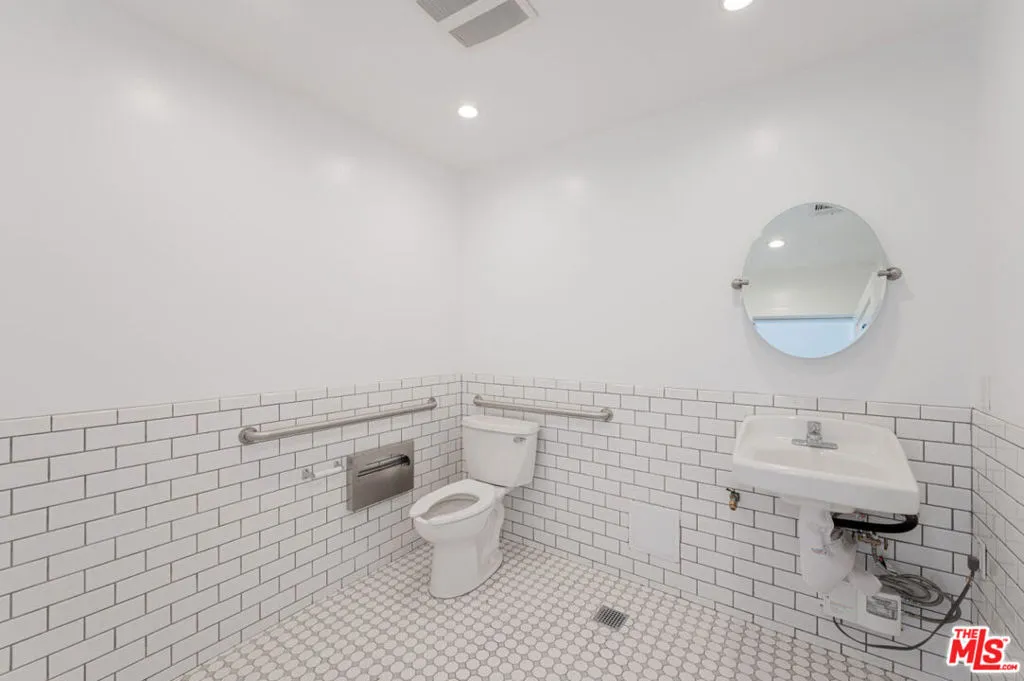COMMERCIAL SPACE BATHROOM