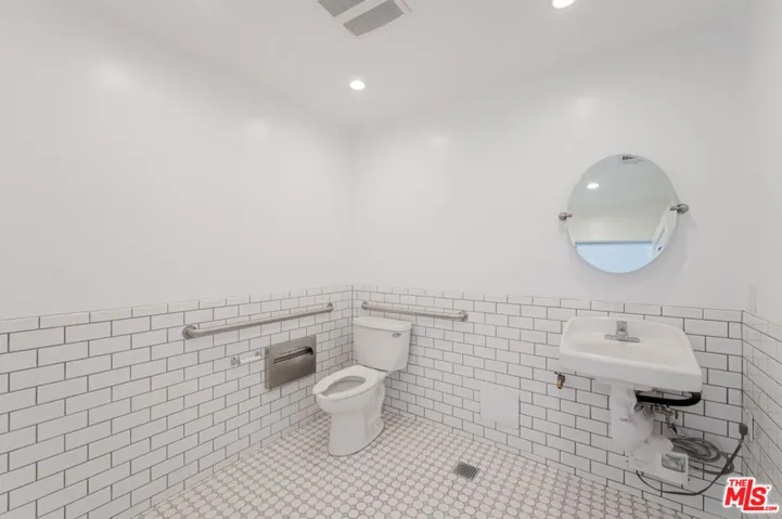COMMERCIAL SPACE BATHROOM