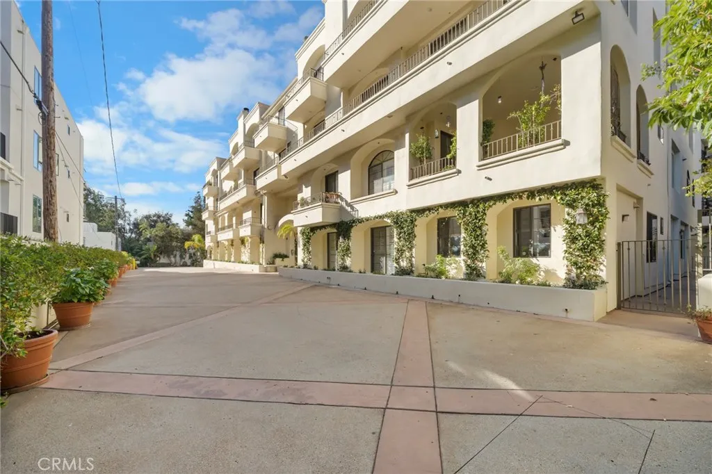 453 S Barrington, Los Angeles, California 90049 home-pic-2