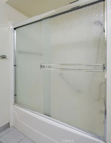 Shower/tub combo in guest bathroom.