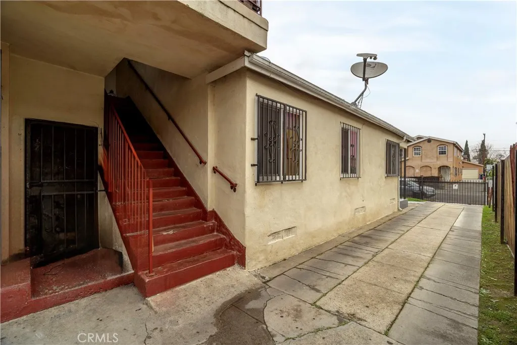154 E 82nd Place, Los Angeles, California 90003 home-pic-4