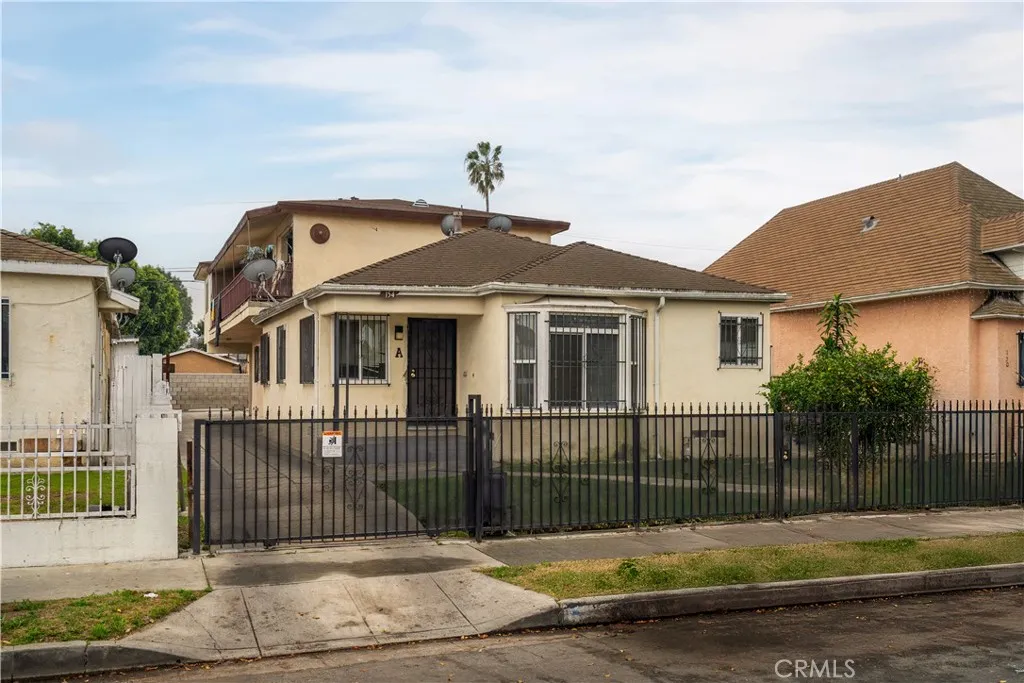 154 E 82nd Place, Los Angeles, California 90003 home-pic-2