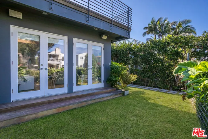 Real Grass/Backyard