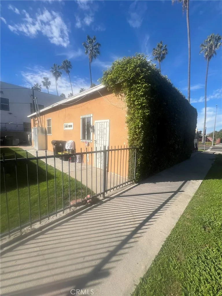 2000 W 54th, Los Angeles, California 90062 home-pic-1