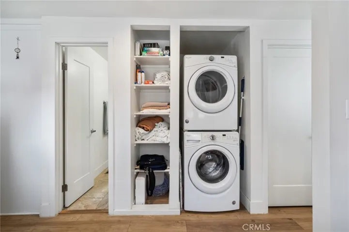 Back House - 2 bed, 2 bath w/stackable laundry