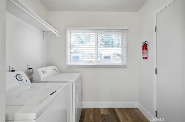 Front house 1 bed, 1 bath  w/Laundry