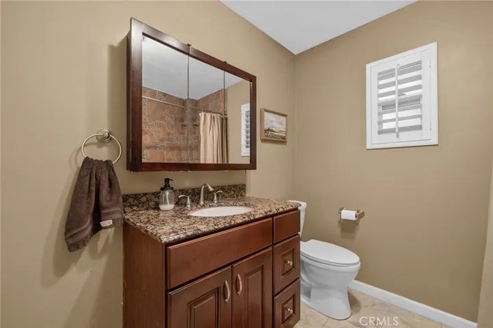 Another angle of the full bathroom.