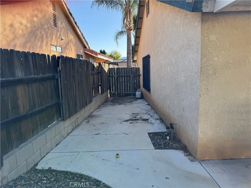1614 Buckeye, Highland, California 92346 home-pic-17