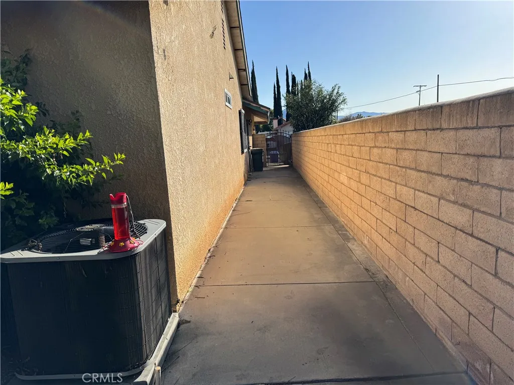 1614 Buckeye, Highland, California 92346 home-pic-16
