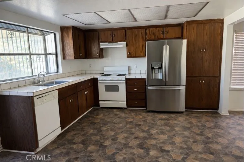1614 Buckeye, Highland, California 92346 home-pic-6
