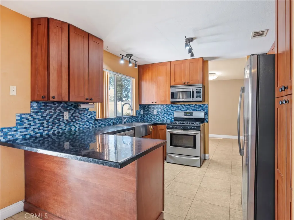 2425 Hyatt, San Bernardino, California 92407 home-pic-10