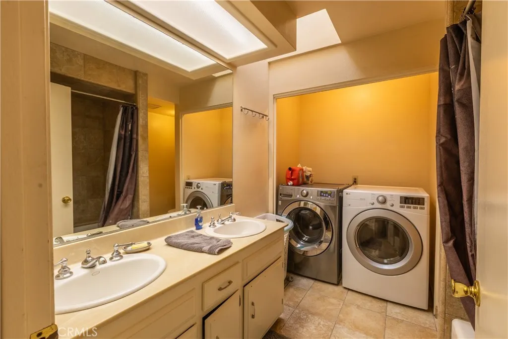 910 E Glendale, Orange, California 92865 home-pic-12