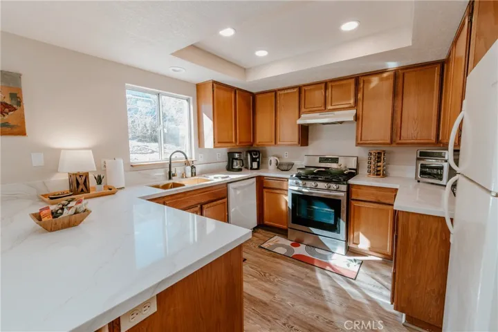 Kitchen includes all appliances, cookware and utensils.