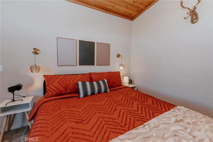 Stylish decor with accessories included