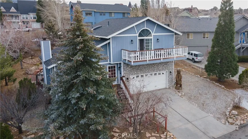 Ample parking in garage, on driveway and RV parking on the side. The city plows the streets during snow storms!