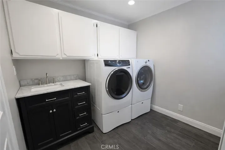 Laundry w/storage