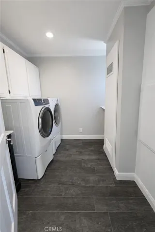 Laundry w/storage