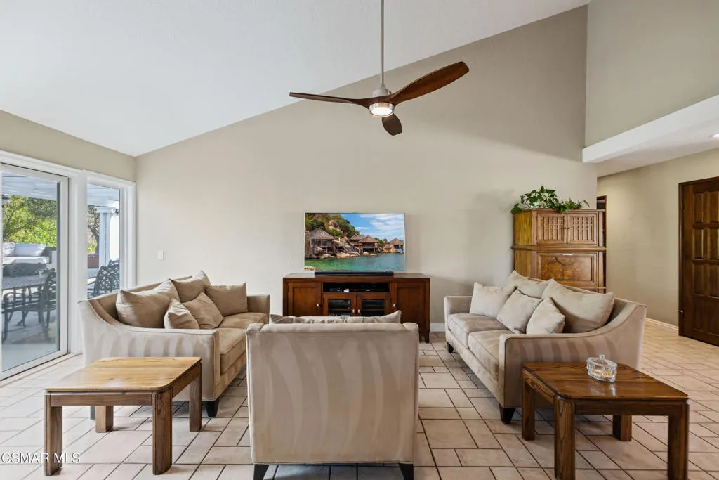 675 Whispering Oaks Place, Newbury Park, California 91320 home-pic-22