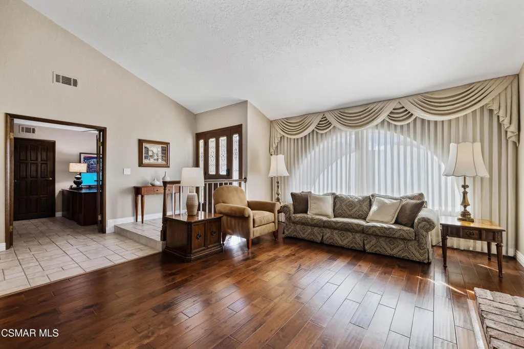 675 Whispering Oaks Place, Newbury Park, California 91320 home-pic-7