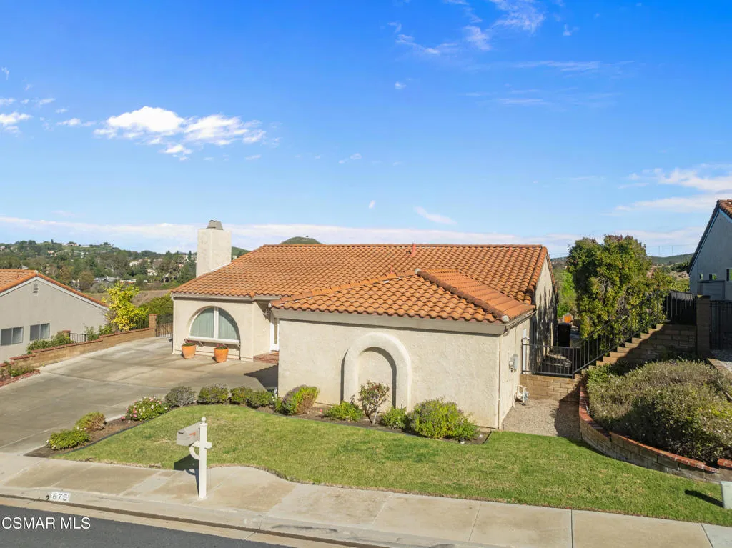 675 Whispering Oaks Place, Newbury Park, California 91320 home-pic-3