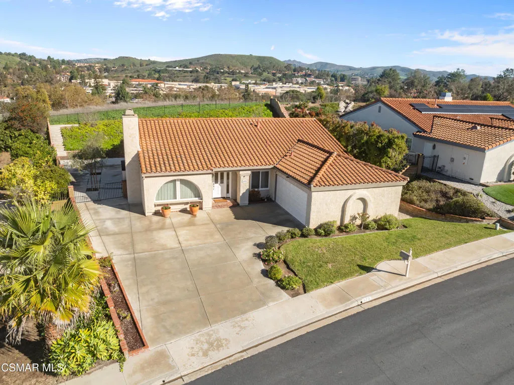 675 Whispering Oaks Place, Newbury Park, California 91320 home-pic-1